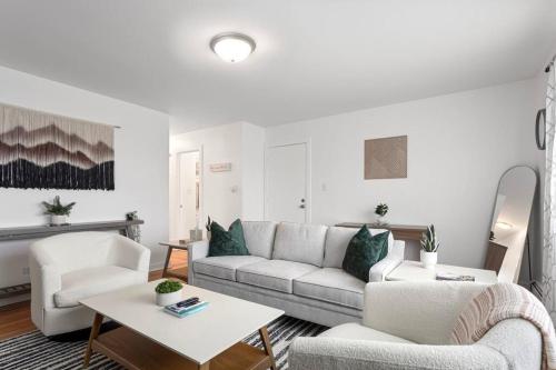 Cozy 2BR Near O Hare Free WiFi and Parking in Des Plaines, USA
