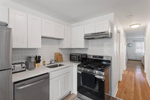 Cozy 2BR Near O Hare Free WiFi and Parking in Des Plaines, USA