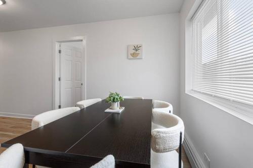 Cozy 2BR Near O Hare Free WiFi and Parking in Des Plaines, USA