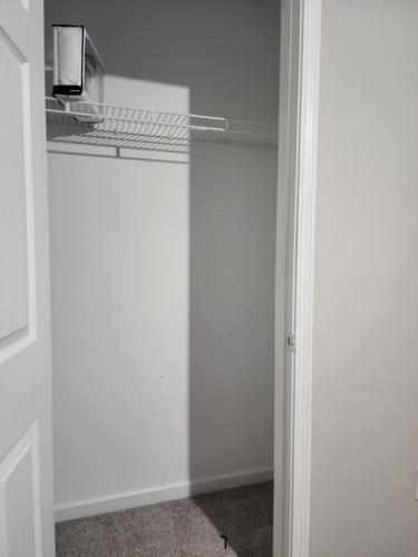 Masters room and bath near Wellstar, Shopping Center, 6 flags, walk trails, and in Austell, USA