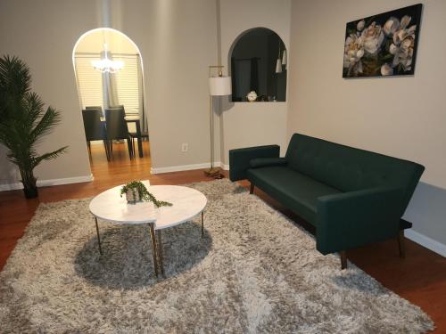 Masters room and bath near Wellstar, Shopping Center, 6 flags, walk trails, and in Austell, USA