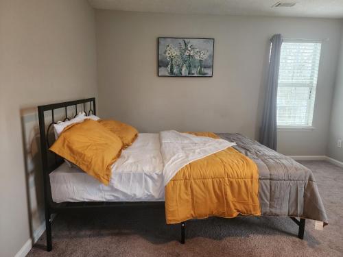 Masters room and bath near Wellstar, Shopping Center, 6 flags, walk trails, and in Austell, USA