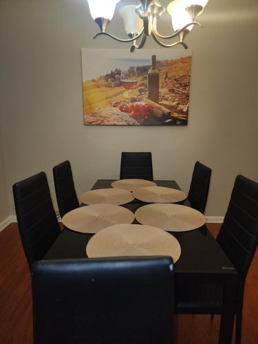 Masters room and bath near Wellstar, Shopping Center, 6 flags, walk trails, and in Austell, USA