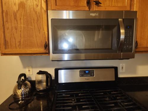 Masters room and bath near Wellstar, Shopping Center, 6 flags, walk trails, and in Austell, USA