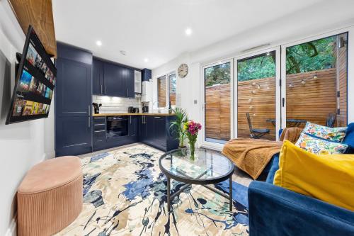 Modern 1 Bed Flat in Barnes near River Thames, Londyn