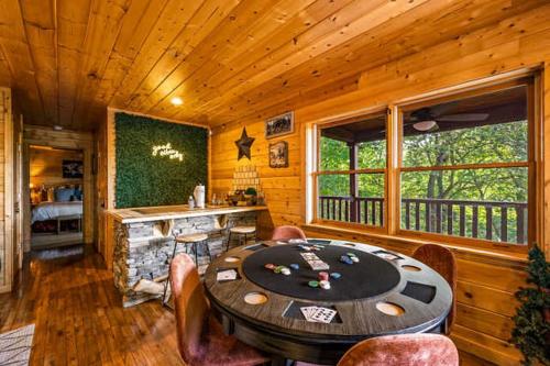 Private Mtn Views~ Movie Theater~HotTub~Pool Table in Sevierville, USA