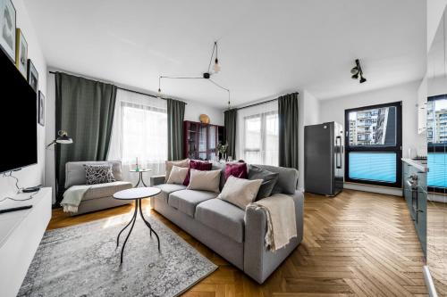Skierniewicka Apt - Parking, Workspace, Balcony - by Rentujemy, Varšava