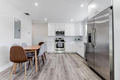 Modern Oasis Unit 2 - Close to Beach, Brickell & Airport - Tap to explore photos