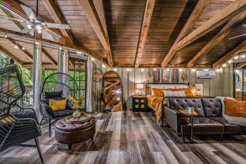 Lightn Bug Bungalow cabin in Townsend, USA