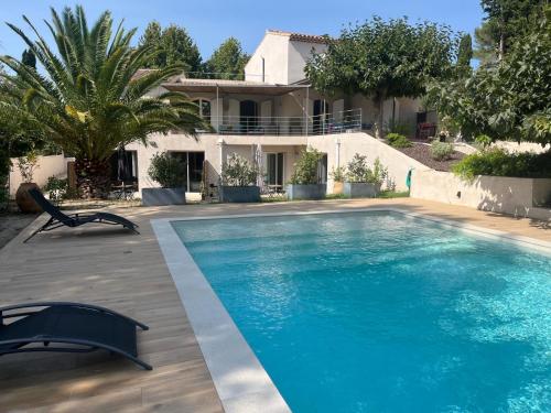 Havre de douceur avec piscine et jardin in Les Camoins