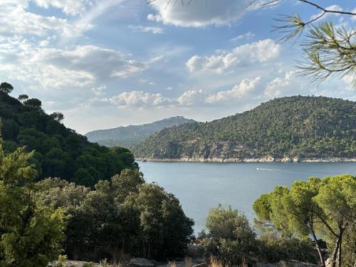 Hostal MYD Pantano in Pelayos de la Presa