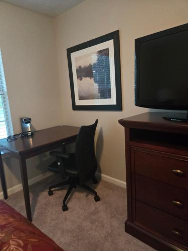 Masters room in Marietta Near Parks Six flag Trails and shopping centers in Marietta, USA