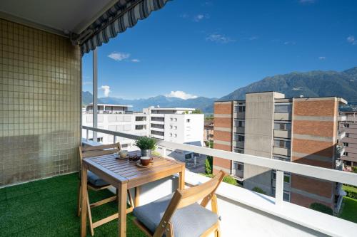 View, Renovated Lake View Apt with AirCon in Locarno