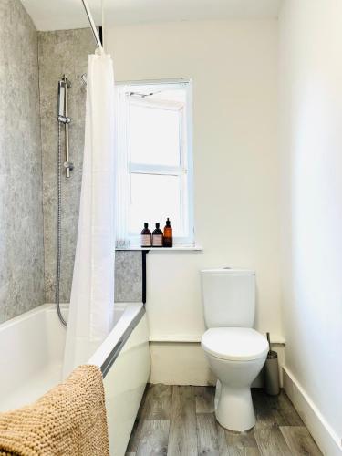 Room near Anfield Stadium - Easy Check-in, Liverpool (photo 7)