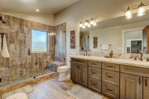 Elk Point Paradise - AC - Hot Tub - Pool Table