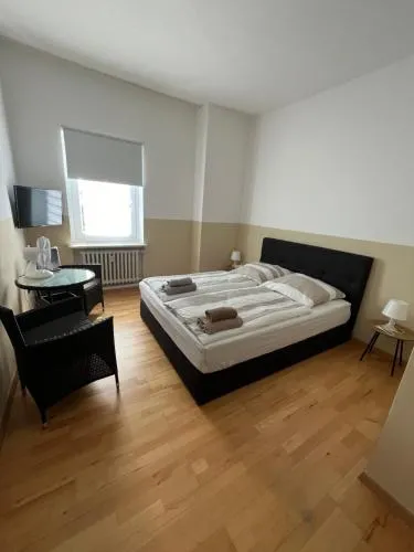Doppelzimmer mit Bad-TV-Külschrank 9 in Meine, Deutschland