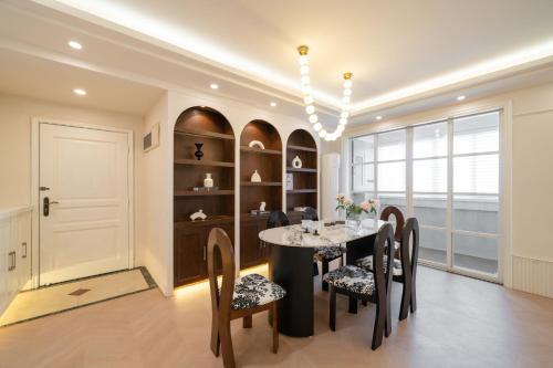 Moment Home - walk to Yu Garden and Near the Bund, East Nanjing Road, 3bedrooms 1study 2 bathrooms elevator apartment 5