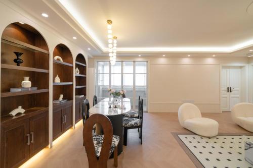 Moment Home - walk to Yu Garden and Near the Bund, East Nanjing Road, 3bedrooms 1study 2 bathrooms elevator apartment 1
