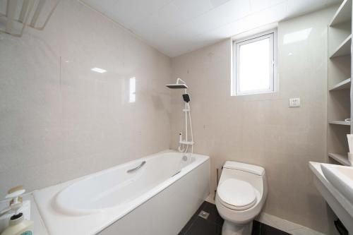 Molly House- walk to Yu Garden and Near the Bund, East Nanjing Road, 3bedrooms 1study 2 bathrooms elevator apartment, Šanghaj (fotografie 8)