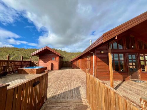 Private cottage on Golden Circle with hot tub in เฮาคาดัล