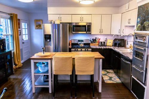 MCM w HotTub, Metro, Games, Grill, Tons of Space in Cheverly, USA