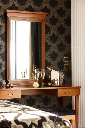 Ava Hotel and Suites - image 10