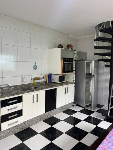 Casa com piscina Próxima do centro e Praia - Até 20 hóspedes (Casa com piscina Proxima do centro e Praia - Ate 20 hospedes) in ชาร์ดิงเปรุยเบ
