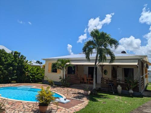 Charmante villa créole climatisée, jardin tropical et piscine privés