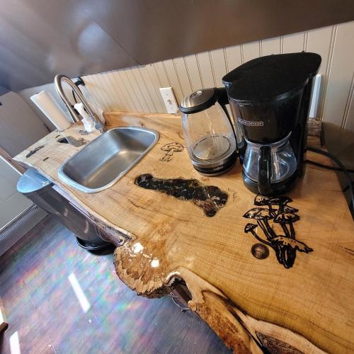 Mushroom theme cabin on 33 Acre Farm in พาวเวล ริเวอร์ (บริติช โคลัมเบีย)