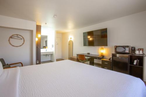King Room - Pool View image 10