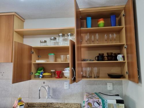 Apto 2 quartos, cond fechado, com vaga, 4º andar por escadas, Pelotas (foto 8)