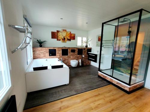 Karstais baseins, Chalet Wahida- Wellness Oase im Neckertal! in St. Peterzell