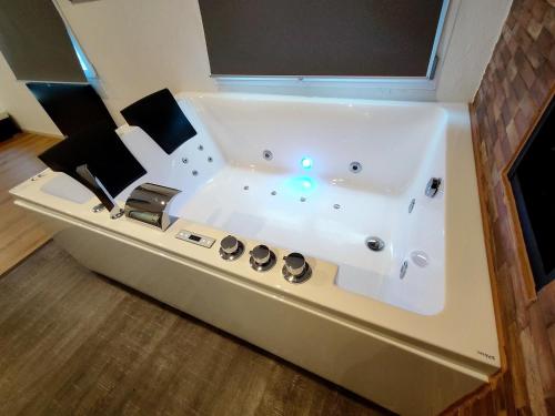 Karstais baseins, Chalet Wahida- Wellness Oase im Neckertal! in St. Peterzell