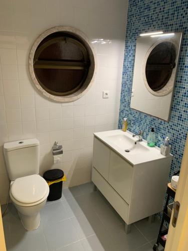 Shared Room with single bed in modern apartment, Costa da Caparica (Foto 3)
