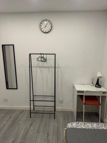 Shared Room with single bed in modern apartment, Costa da Caparica (Foto 4)