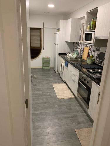 Shared Room with single bed in modern apartment, Costa da Caparica (Foto 5)