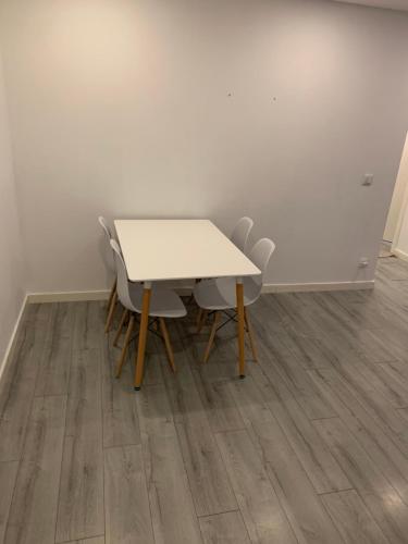 Shared Room with single bed in modern apartment, Costa da Caparica (Foto 6)