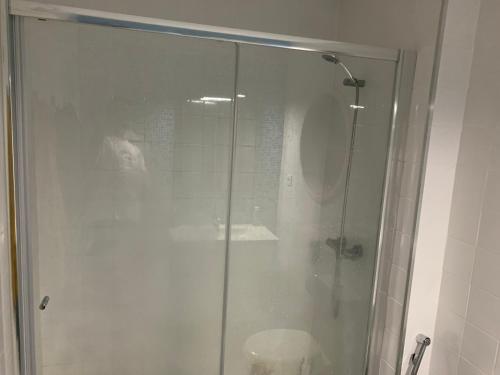 Shared Room with single bed in modern apartment, Costa da Caparica (Foto 10)