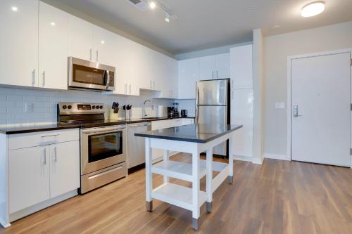Stylish 2BR Condo in Alexandria in Alexandria, USA