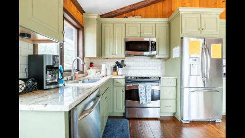 Beautiful Windham Chalet 2 minutes to the Mountain in Windham, USA