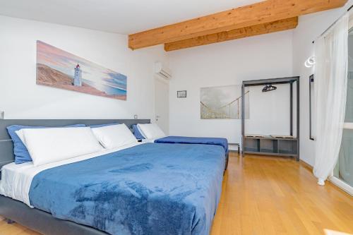 1 queen bed, 2 twin beds