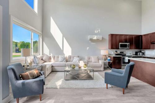 Luxe Condo Overlooking Park in Birmingham, USA