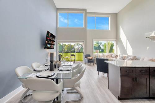 Luxe Condo Overlooking Park in เบอร์มิงแฮม