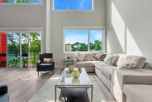 Luxe Condo Overlooking Park in เบอร์มิงแฮม