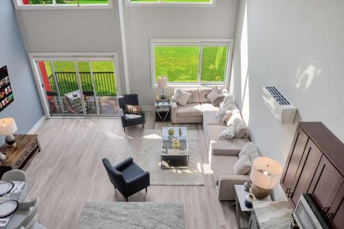 Luxe Condo Overlooking Park in เบอร์มิงแฮม