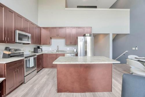 Luxe Condo Overlooking Park in เบอร์มิงแฮม