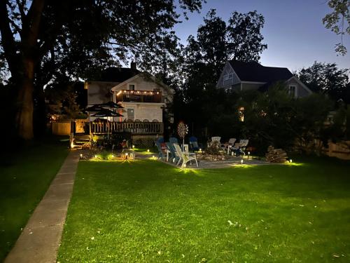 515Escape, Private backyard, firepit, bbq, decks, fun! in Lake Geneva, USA