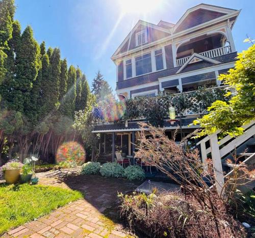 Blue Heron Manor - Historic charm centrally located