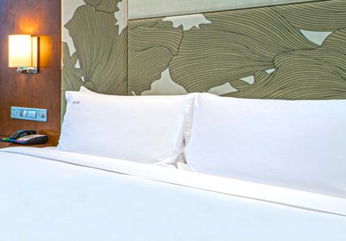 595291650 Holiday Inn Qingdao City Center by IHG - May 4th Square