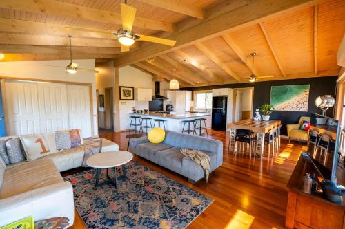 Konyha, Otway Valley Lodge - koalas in the garden, wood fired hot tub in Great Ocean Road - Johanna